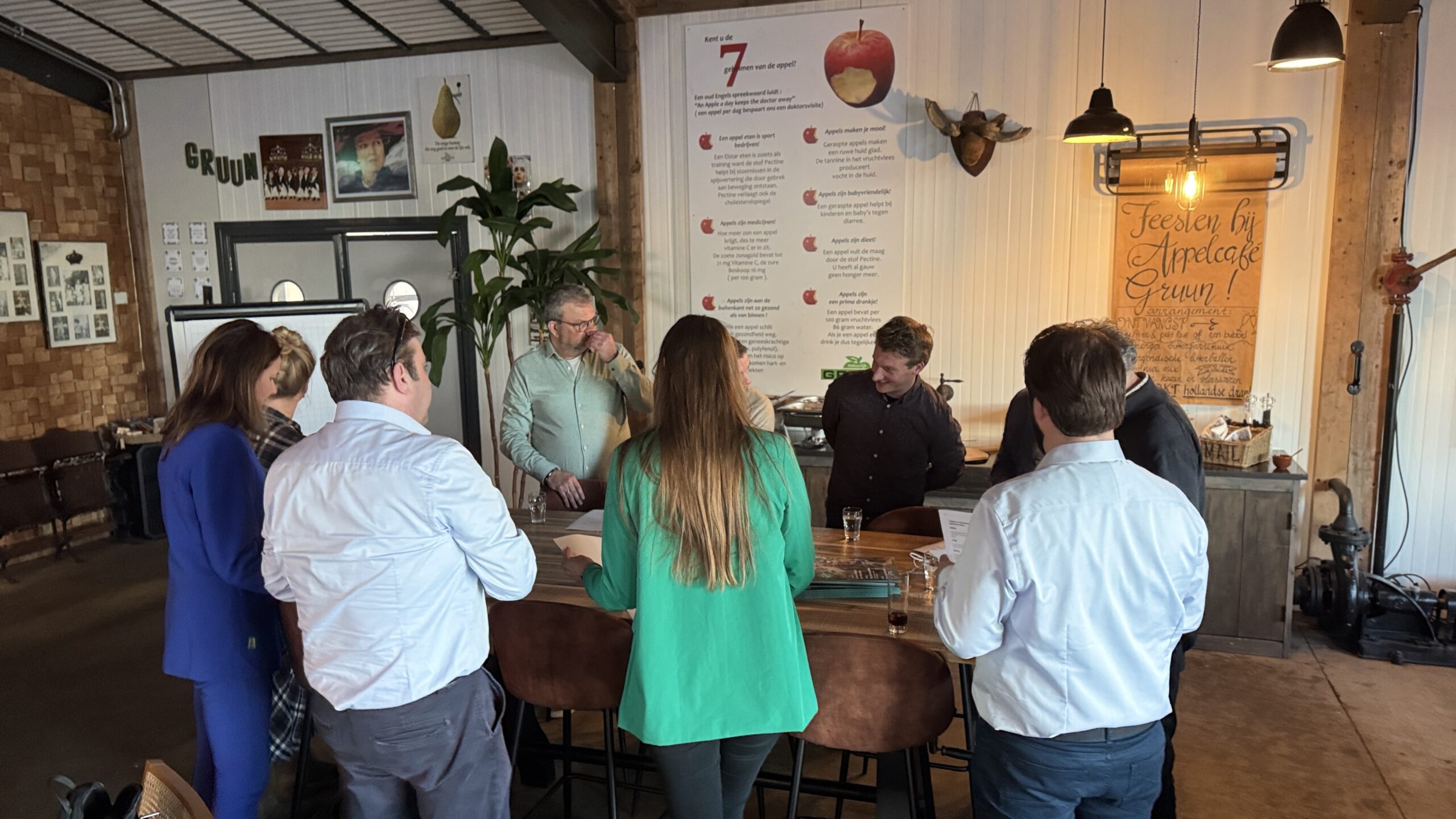 Deelnemers van de Toeristische Alliantie in gesprek
