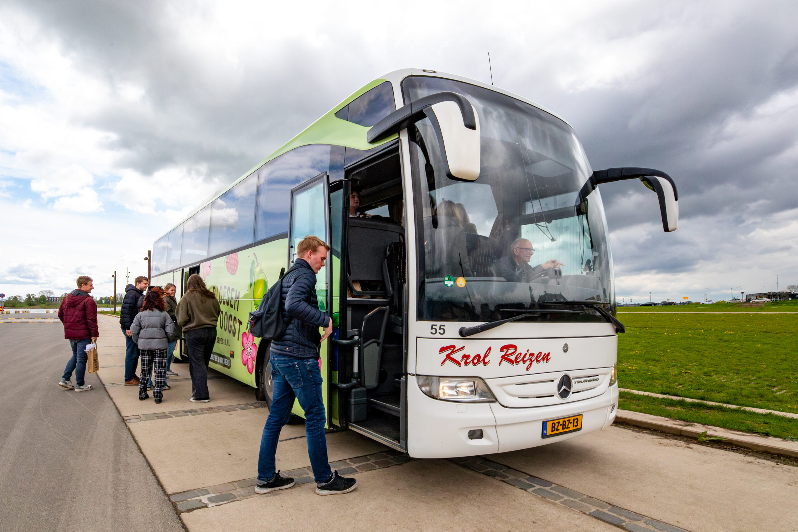Deelnemers stappen in een touringcar van Krol Reizen tijdens een inspiratietour